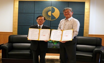 黃宏斌校長（左）與劉垚凱總經理（右）共同簽署合作備忘錄。