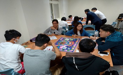 富邦人壽同仁帶領學生體驗桌遊活動。