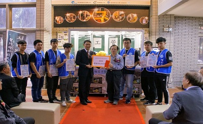 世紀貿易鄭世維總經理（左五）及黃宏斌校長（右四）頒發團體獎總獎金6萬元。