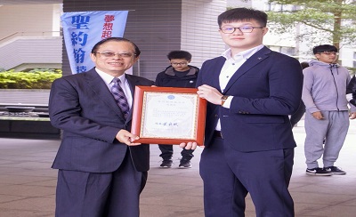 黃宏斌校長（左）致贈感謝狀給納智捷汽車公司代表王泰喬專員（右），感謝納智捷贈車的美意。