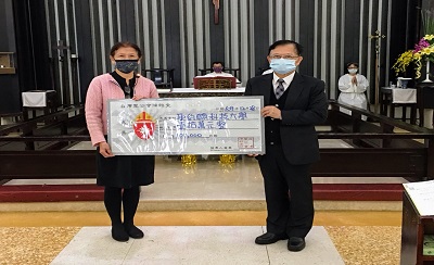 馬瑞芝姊妹（左）代表降臨堂捐贈10萬元做為校務發展基金，黃宏斌校長（右）接受捐款支票，表達由衷感謝。