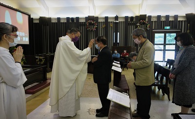 張員榮主教（左二）為參加感恩禮拜的黃宏斌校長（左三）及與會主管祝福。