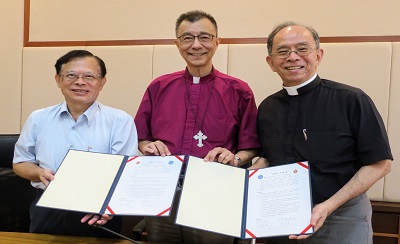 在張員榮主教（中）見證下，台灣聖公會三一書院徐子賢院長（右）與黃宏斌校長（左）簽訂備忘錄，開啟合作序幕。
