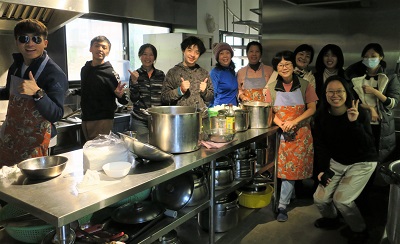 降臨堂教友及團契同學齊心支援，為熱食小吃攤位烹調美味料理。