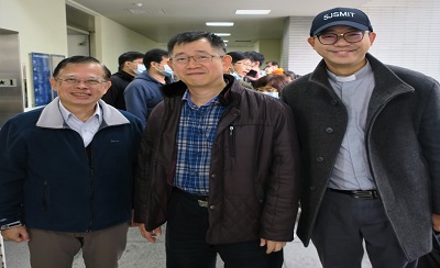 黃宏斌校長（左一）前來為忙碌服務中的教職員生打氣勉勵。