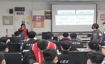 吳可馨同學製作教案，教導羅東高工學生電腦相關知識。