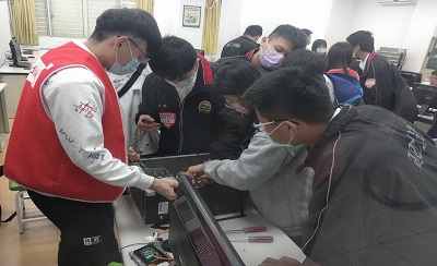 褚哲瑋同學擔任技術指導，指導羅東高工學生進行電腦再生。