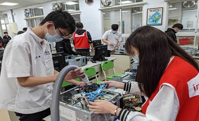 邵璇同學（右）第一次擔任技術指導，帶領高中同學維修多件家電，覺得非常有成就感。