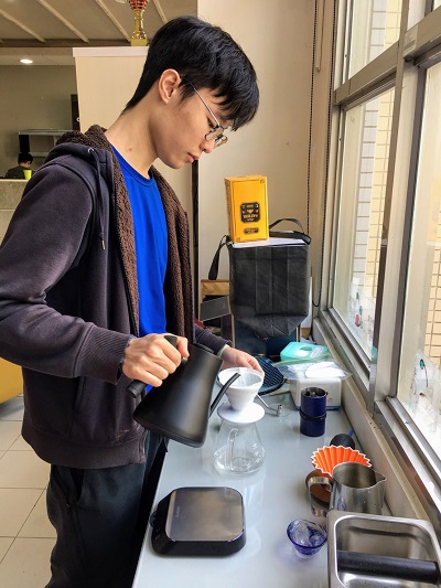 立志成為咖啡師的香港僑生鄧家偉，對沖泡咖啡擁有獨特的見解，客製化咖啡香醇濃郁。