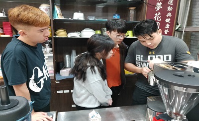 畢業校友李弈霆（右一）特別返校指導學弟妹沖泡咖啡的技巧。