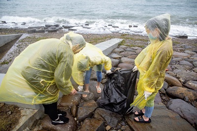 各組至海岸邊開始撿拾垃圾，一人拿垃圾袋，兩人拿夾子撿拾海岸邊垃圾。