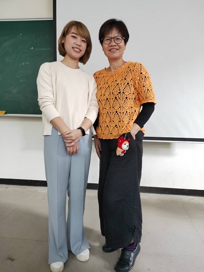蕭雅麗（左）大二時協助學校管理體適能中心，獲得鍾秀琴老師（右）很多的指導與幫助。