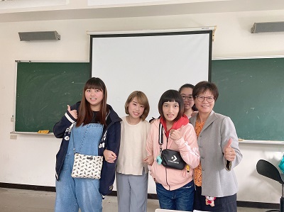 蕭雅麗（左二）返回母校與老人服務事業系學弟妹分享高齡運動指導經驗。