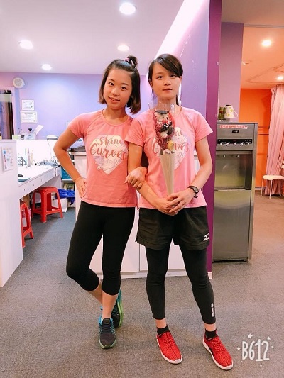 蕭雅麗（左）提供就業機會給學妹來健身中心工作。