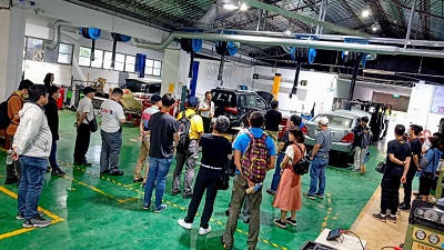 校友參觀機械與電腦輔助工程系汽車修護實習工廠，由溫富亮老師導覽解說。