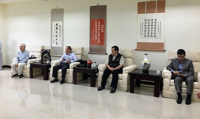 捐款儀式在許銘熙董事（左一）、廖文彬董事（左二）、新埔第一屆校友郭雨青學長（右二）、資產管理專家林子鈞先生（右一）以及相關主管見證下舉行。