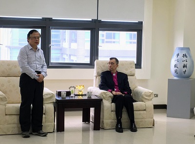黃宏斌校長（左）非常感謝教區捐贈新生獎助學金，不但可以增加招生誘因，更可以實質幫助弱勢學生安心就學。