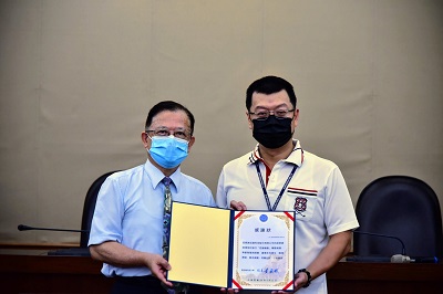 黃宏斌校長（左）致贈感謝狀給呂紹華總經理（右）。