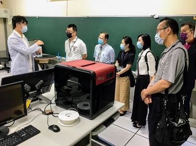 胡文和主任（左一）導覽介紹旗艦型3D列印設計中心各項尖端設備。