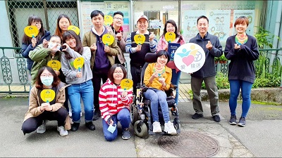 吳銀蓮（前坐）結合其他學校「友善校園特派員」的力量，打造能夠幫助身障者在校園內順利移動通行的資訊平台。