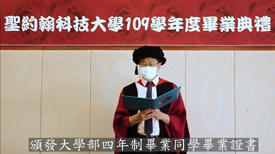 陳智湧教務長推薦畢業生，並由校長頒發畢業證書。