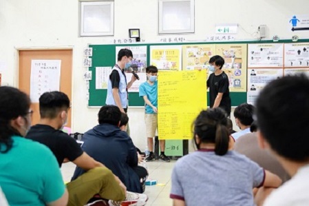邀請劉峻凱學長返校帶領「世界咖啡館」活動，引導學弟妹探討大學生相關議題，桌長分享討論結果。