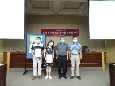 聖約翰科大表揚110年度優良導師，張文宇副校長（右二）頒發獎狀給蔡聲鴻（左一）、葉寶玲（左二）及陳建宏（右一）等3位老師。