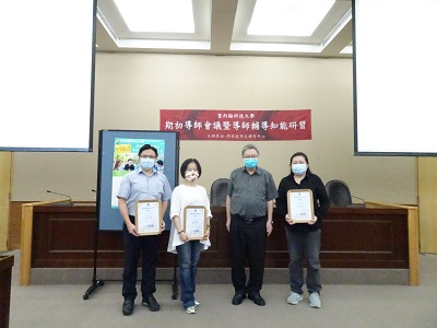 張文宇副校長（右二）頒發優良導師獎給許欽嘉（左一）、魏敏慧（左二）及徐金英（右一）等3位老師。
