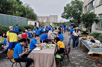 華東校友會在江蘇省昆山市舉辦烤肉，活動地點是校友李嵐所經營的昆山康偉達電子科技公司。