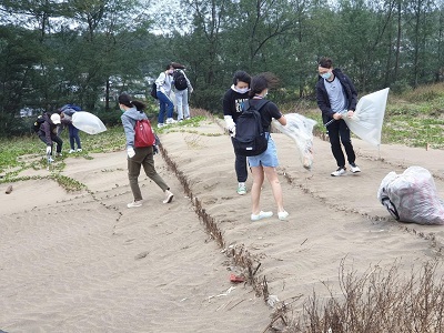4所學校百位學生小手拉小手 一同去淨灘，傳遞環保概念。