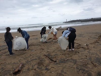 當天東北季風強勁，大家認真的抓住袋子與握緊夾子，撿起海灘的垃圾。