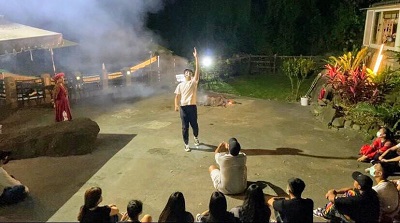 聖約翰科大排灣族林宥傑及林若謙兩位同學在沒有語言的表達下，利用肢體演出排灣族祭儀中「刺球」文化。