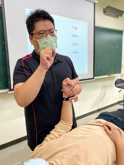 柯怡峰老師以上肢被動關節運動為例，說明執行被動關節運動時，需要注意的相關事項。