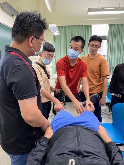 柯怡峰老師與同學互動討論執行下肢被動關節時，若個案因關節疼痛問題時，應注意的相關事項。