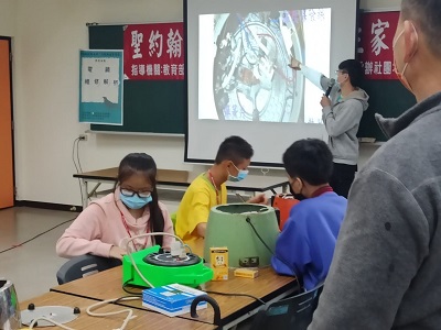 技術指導員電子科褚哲瑋同學解說電鍋的內部構造。