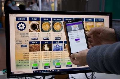 何怡偉老師帶領學生研發出一款智慧咖啡材料補充APP系統，可透過APP及Line通知，做咖啡銷售量預測及原料消耗監控。