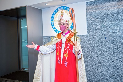聖約翰科大董事長、台灣聖公會張員榮主教為校友總會全球校友服務處祝聖。
