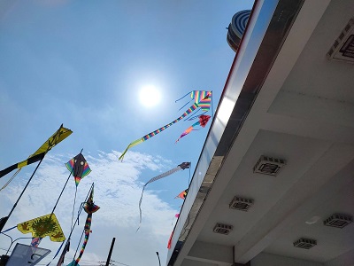 行銷與流通管理系同學在北海岸最北端的中油三芝加油站進行風箏意象藝術佈置。