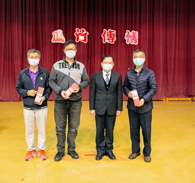 黃宏斌校長（右二）將傳承物傳給工程學院各系主任。