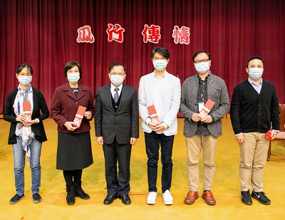 黃宏斌校長（左三）將傳承物傳給民生與設計學院各系主任及老師。