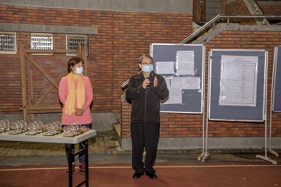 張文宇副校長（右）及鍾秀琴學務長（左）聯袂出席閉幕典禮，並頒獎給各組得獎隊伍。