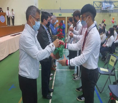 班級代表獻花給班級導師，讓老師覺得很欣慰。
