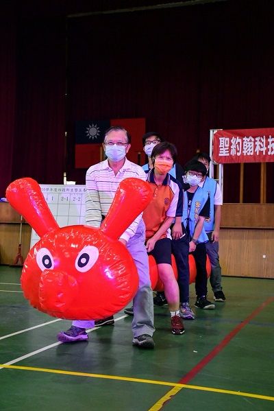 黃宏斌校長及鍾秀琴學務長參與趣味競賽活動，跟著同學一起進行毛毛蟲接力賽大挑戰。 