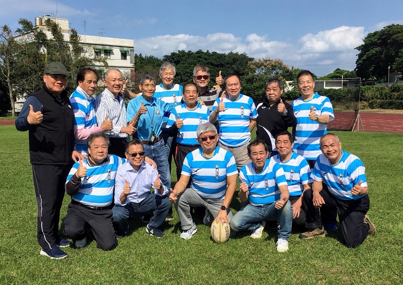 新埔海鷗橄欖球隊舉行50週年隊慶活動，隊員們返回母校風雨球場打球，重溫求學時光。