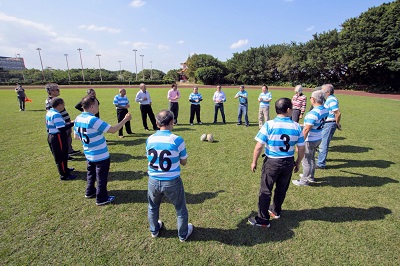 隊員們換上蔡銘哲校友為大家製作的藍白專屬號碼球衣，在操場上熱身。
