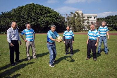 今年已81歲高齡的張宗培教練（左三）特別出席盛會，與昔日愛徒們一起打球。