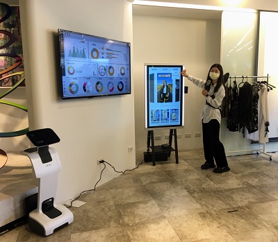  智慧時尚應用展示中心主要硬體設施包括：智慧穿衣鏡、聊天機器人和智慧型產銷存系統。