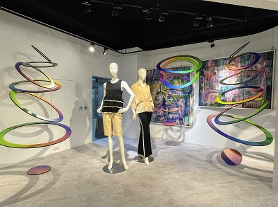  時尚品牌MOMA提供潮流服飾及櫥窗展示設計，為室內空間添加豐富的藝術氣息與明亮色彩。