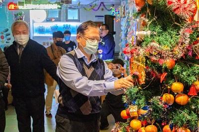 黃宏斌校長將心願卡綁在聖誕蘋果樹上。