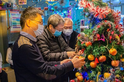 行政副校長林子鈞（左）及學術副校長張文宇（中）聯袂出席祈福點燈儀式，並繫上心願卡。
